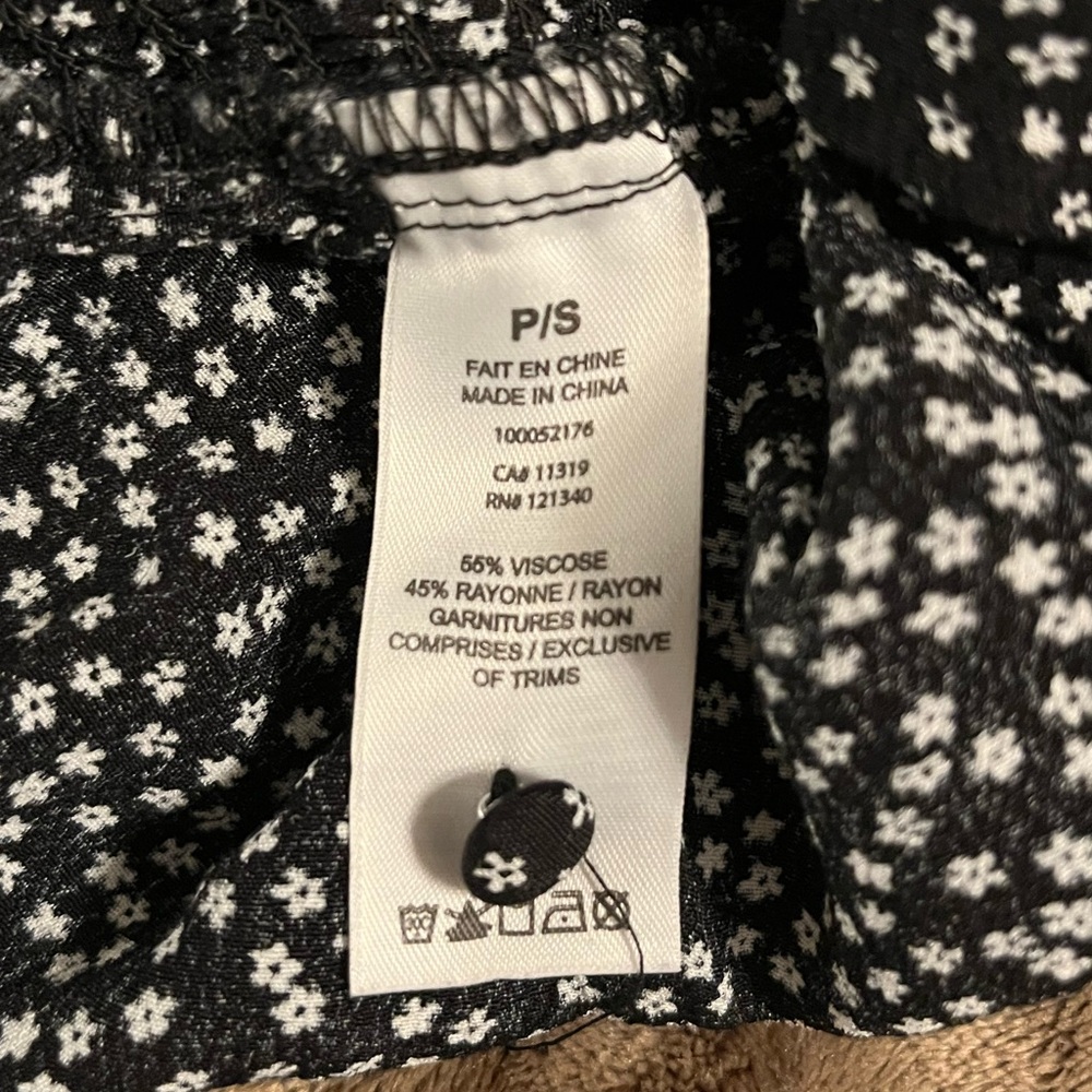 Dynamite Cropped Black Floral Top - size Small - Picture 2 of 3